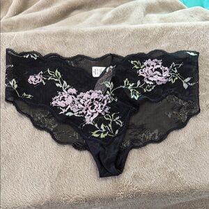 NWT Victoria’s Secret Floral Lace Black Panties. Hiphugger. Size Small.